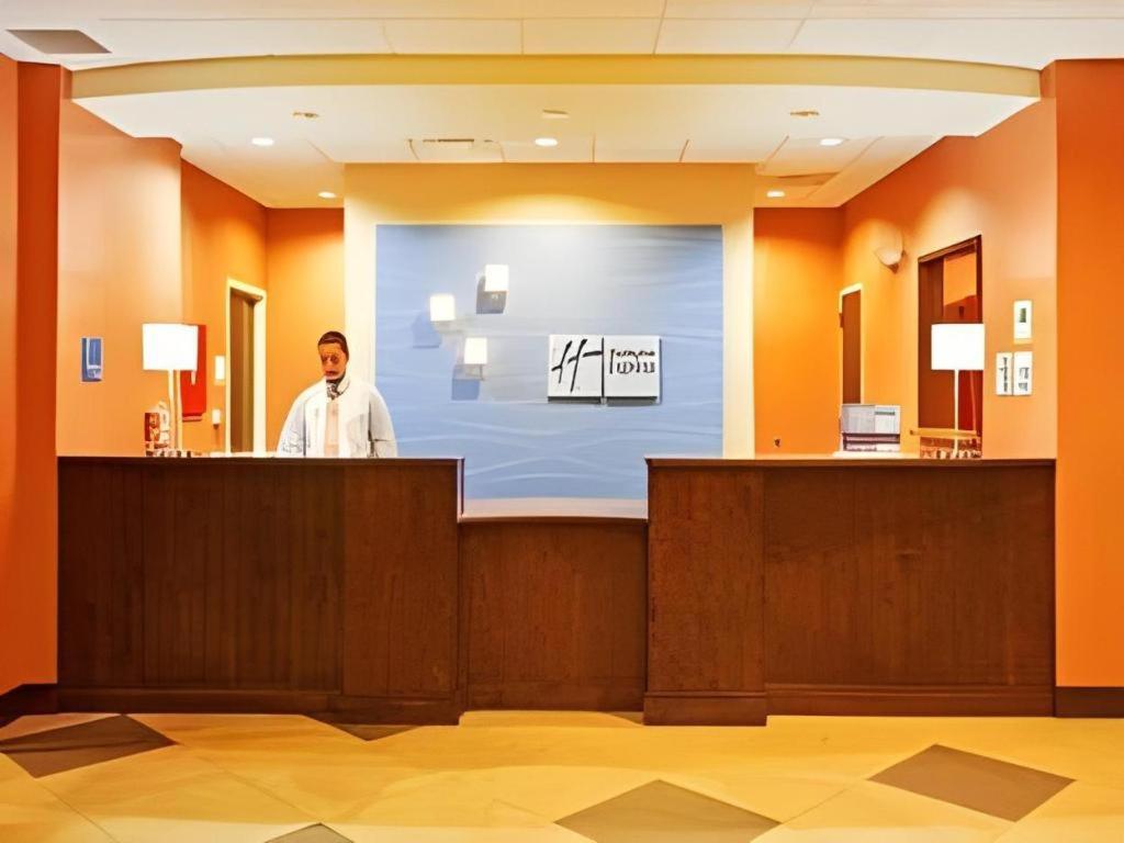 Holiday Inn Express & Suites Fredericksburg By Ihg Zewnętrze zdjęcie