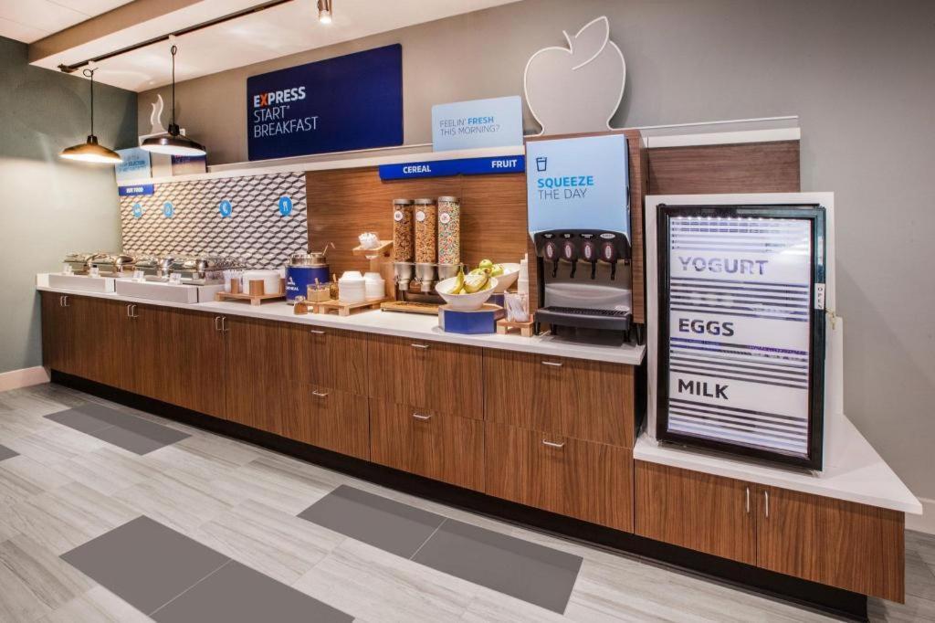 Holiday Inn Express & Suites Fredericksburg By Ihg Zewnętrze zdjęcie