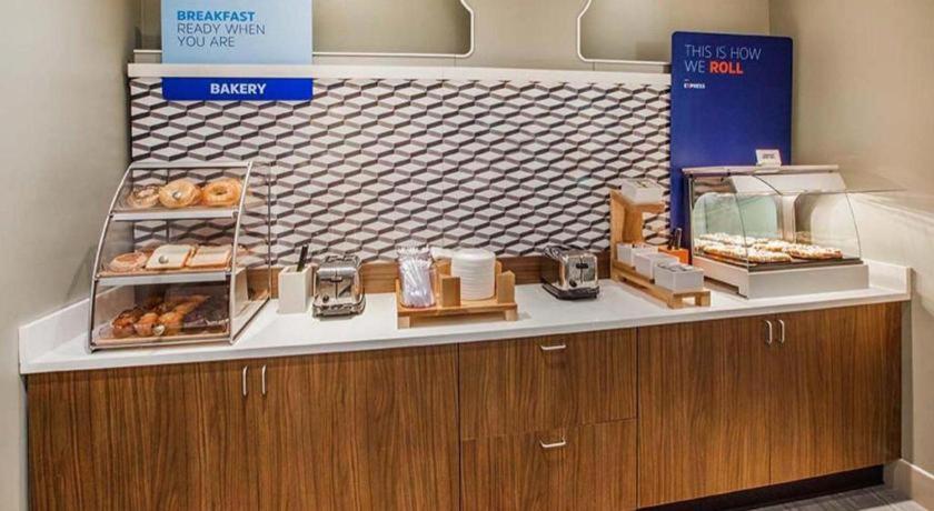 Holiday Inn Express & Suites Fredericksburg By Ihg Zewnętrze zdjęcie