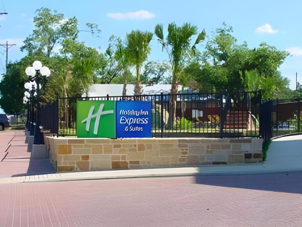 Holiday Inn Express & Suites Fredericksburg By Ihg Zewnętrze zdjęcie